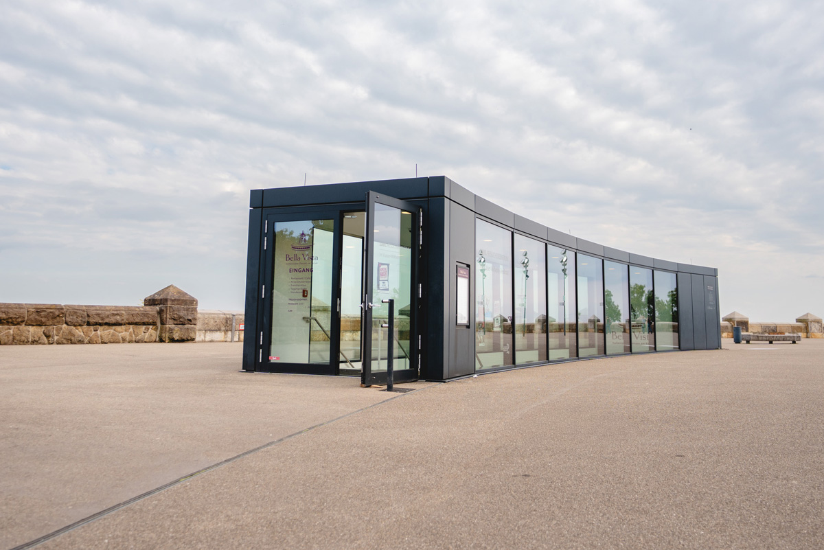 Moderner Eingang des Restaurants Bella Vista mit großer Glasfassade